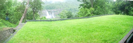 Athirappilly Waterfalls景点图片