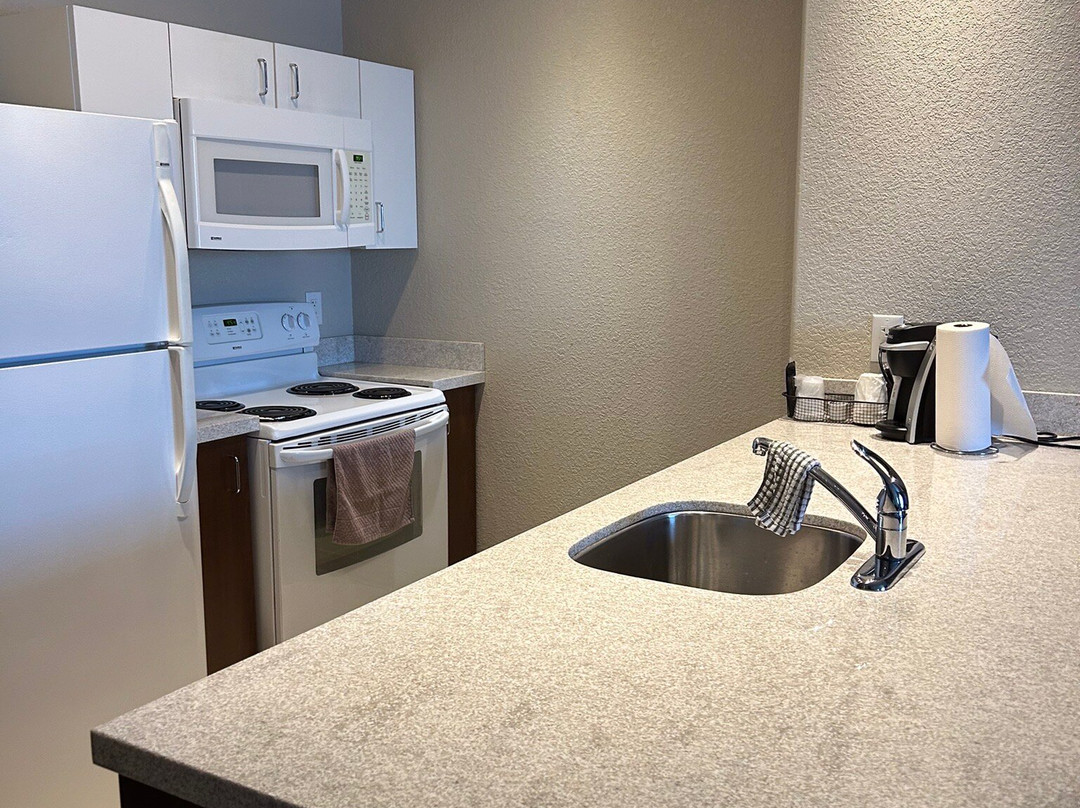 HomeSuites Regina East by d3h Hotels主图