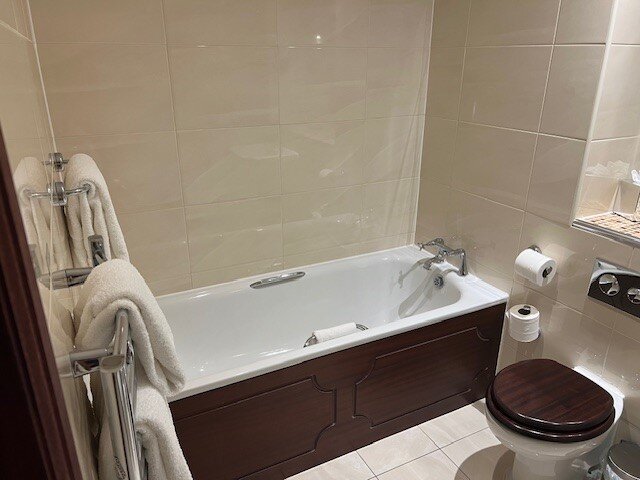 Macdonald Norwood Hall Hotel-浴室