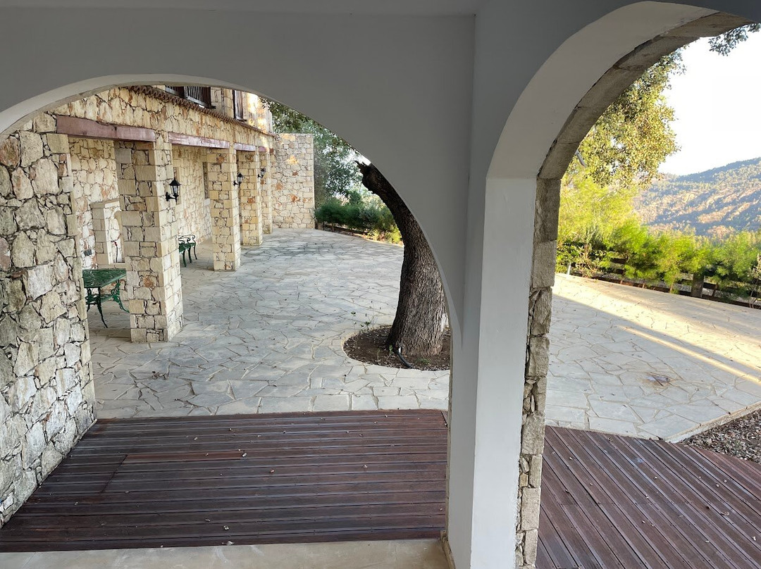 Paradisos Hills Hotel & Retreat主图