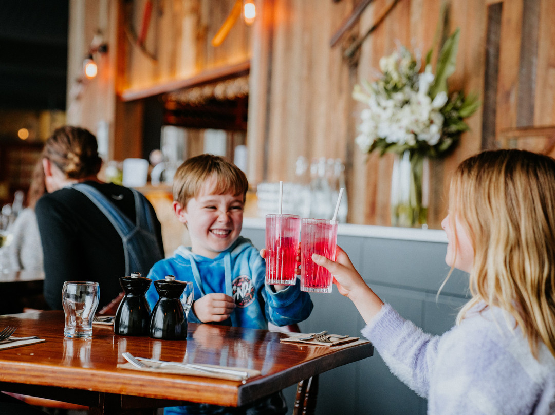 Falls Creek Hotel主图