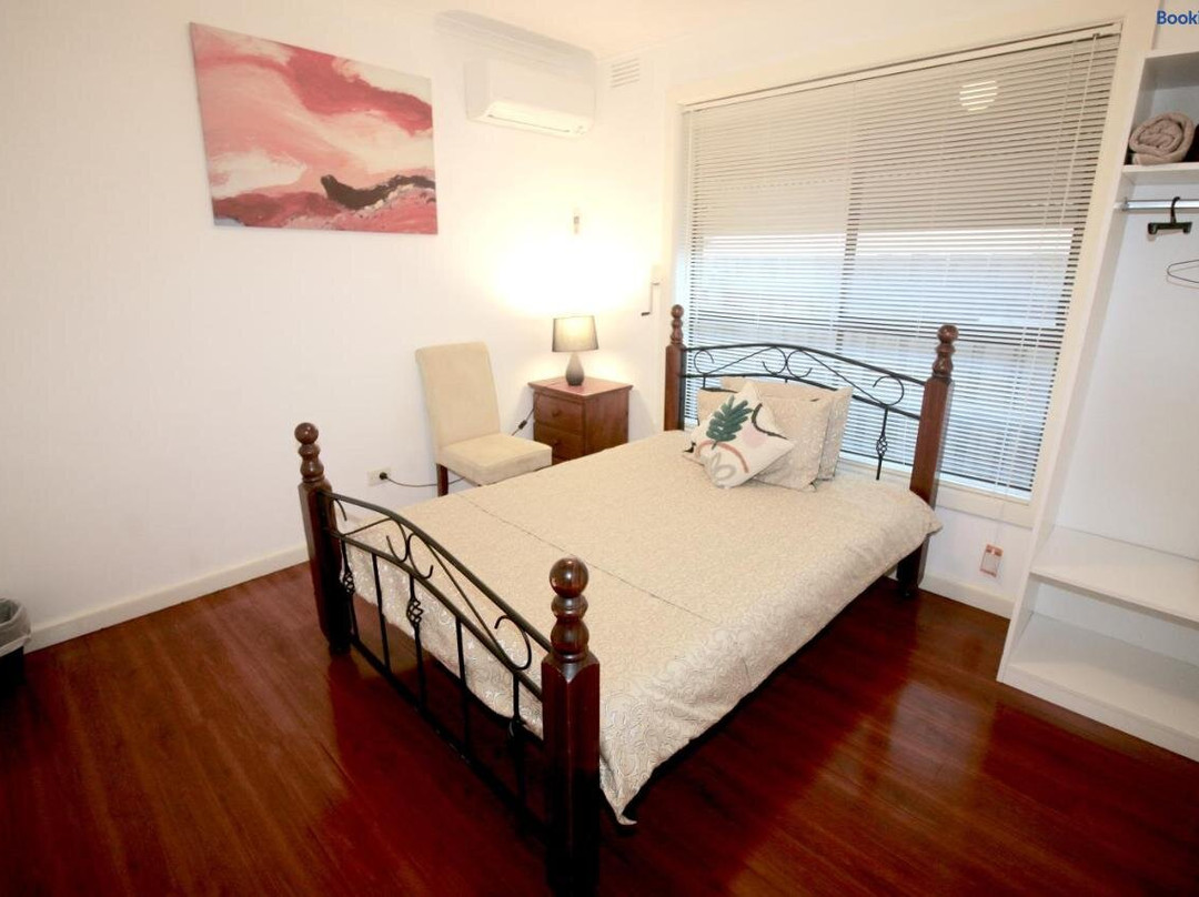 Sunny House - Melbourne Airport Home