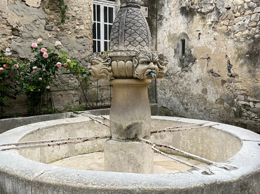 Fontaine des Mascarons de Seguret-Seguret必去景点