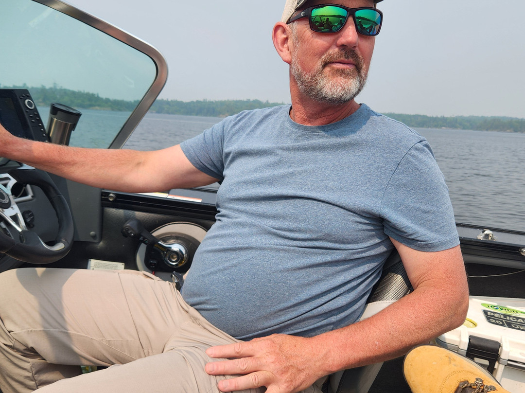 Crow Rock Lodge Fishing Guides-凯诺拉必去景点