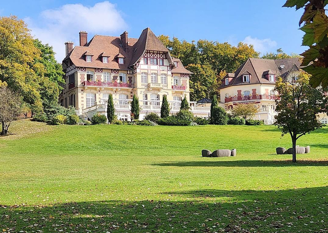 德拉图尔城堡酒店主图