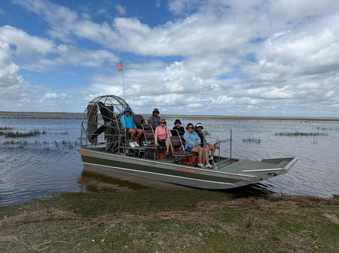 Grape Hammock Airboat & Alligator Tours-莱克威尔士必去景点