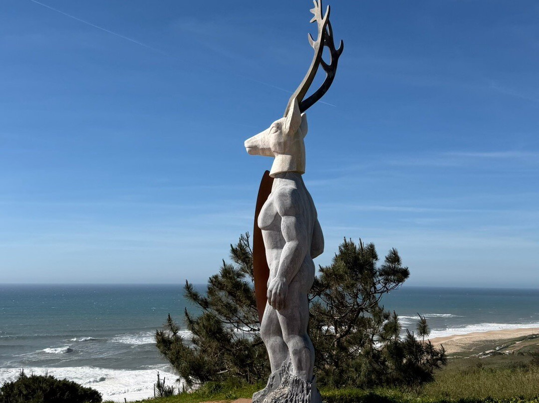 Estatua Homenagem aos surfistas e a Nossa Senhora da Nazare.-纳扎雷必去景点