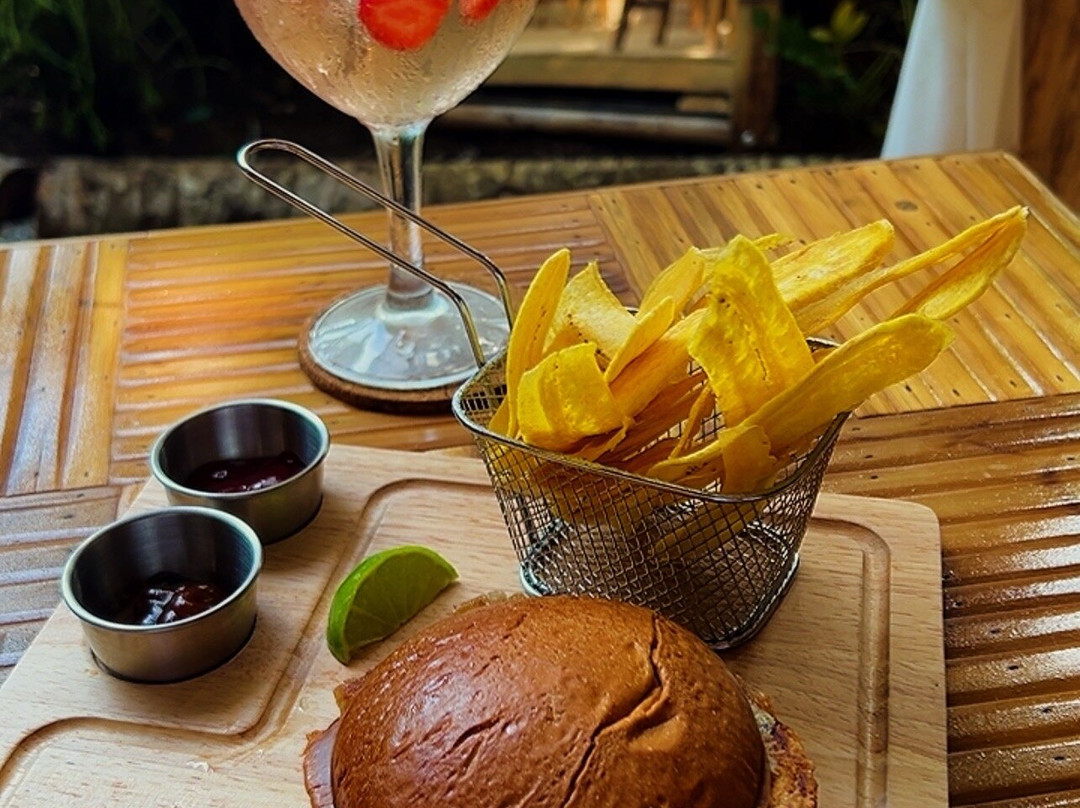 TropiBurger & Bar