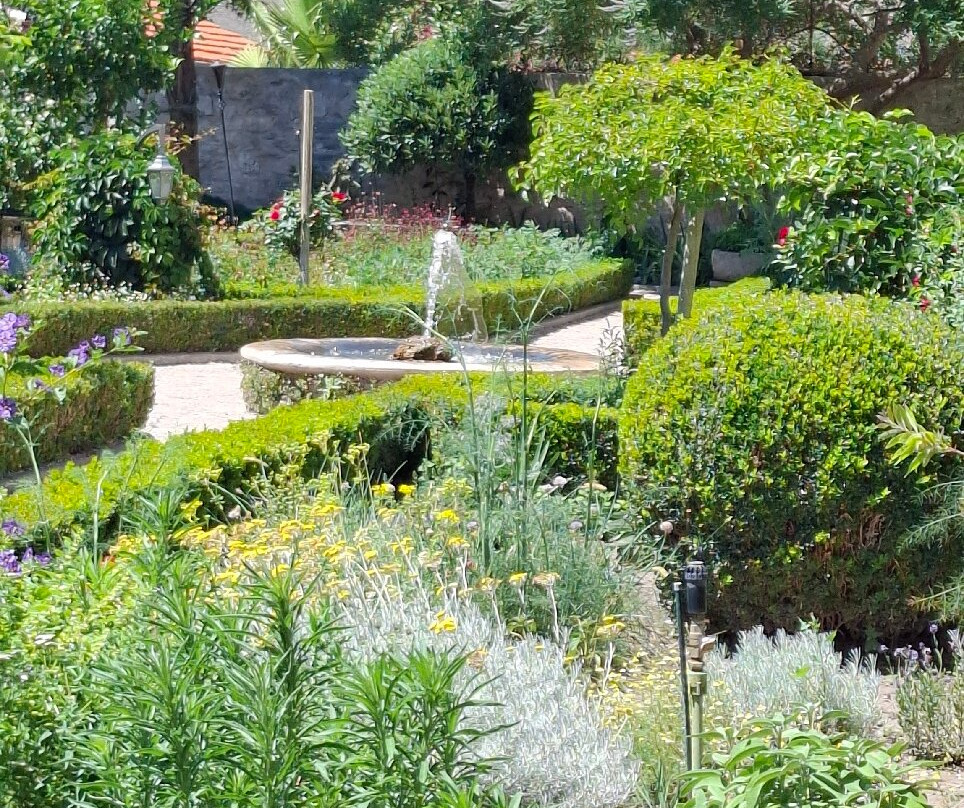 Medieval Mediteranean Garden-希贝尼克必去景点