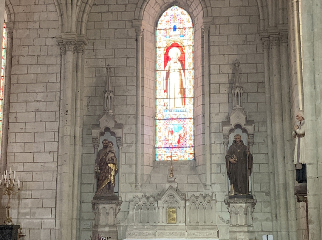 Eglise Saint-Germain-Bourgueil必去景点