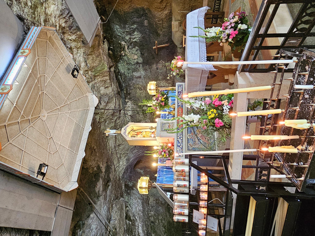 Grotte-Chapelle de Remonot-Les Combes必去景点