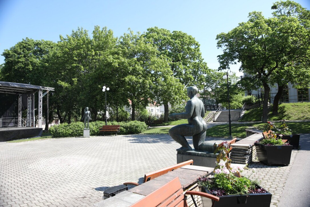 Statue Knelande kvinna (Statue de la Femme agenouillée)-Hudiksvall必去景点