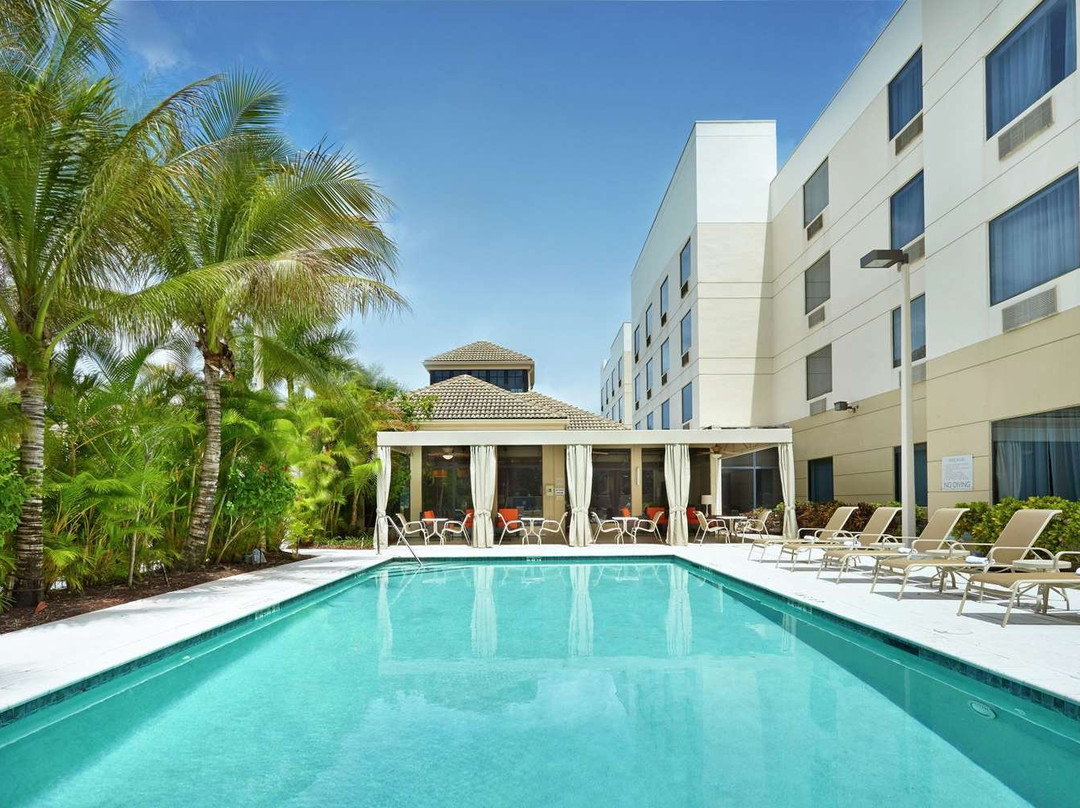 西棕榈海滩机场希尔顿花园酒店主图