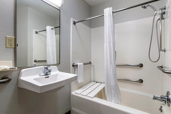 恩波里亚烛木套房酒店主图