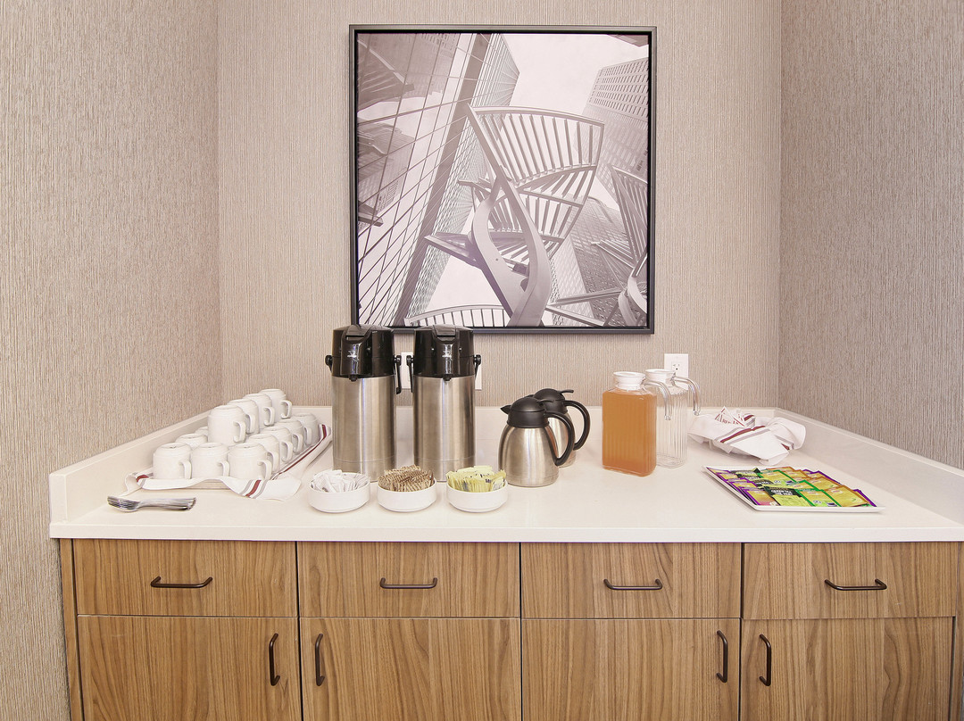 Holiday Inn & Suites Calgary Airport North By IHG主图