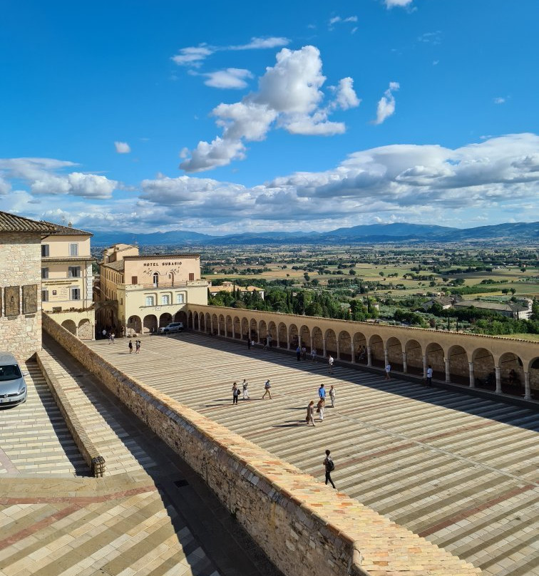 Piazza Inferiore di San Francesco-阿西西必去景点
