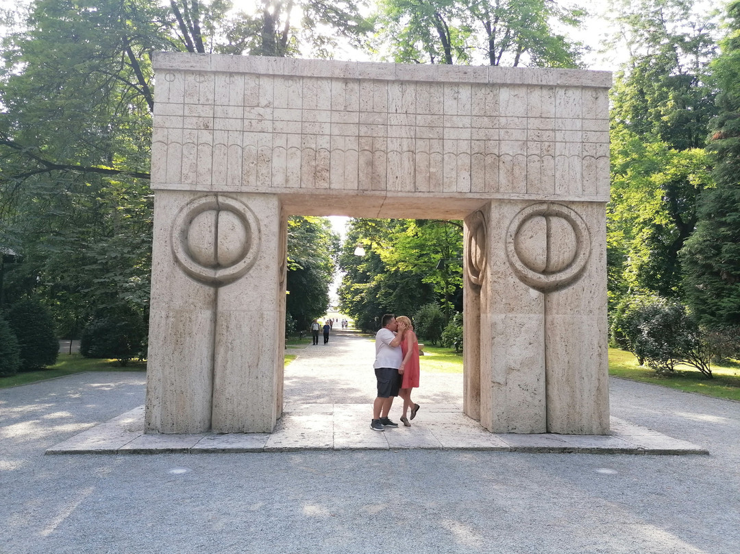 The Gate Of The Kiss景点图片