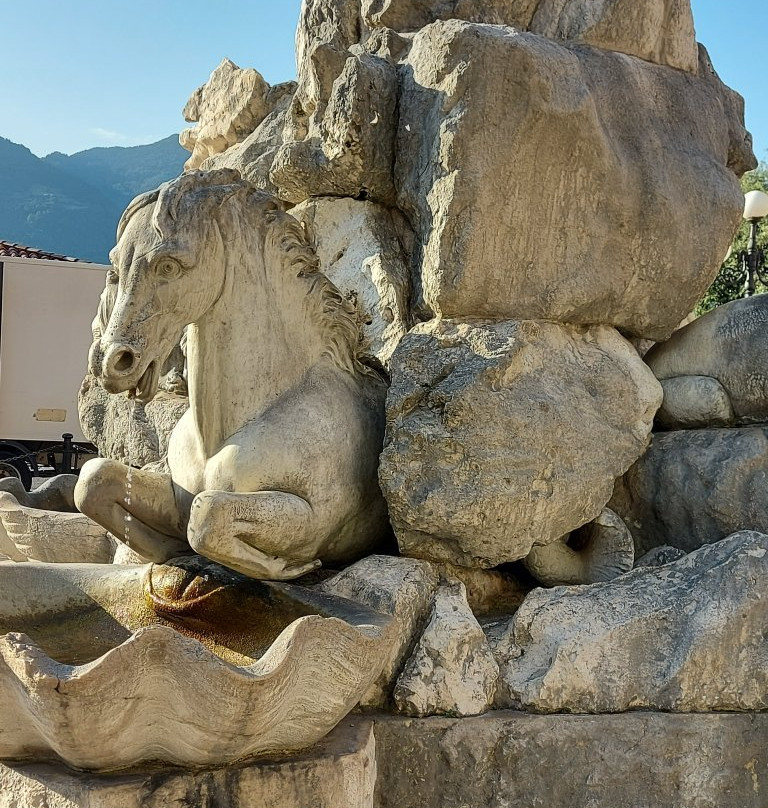 Fontana di Piazza XIII Martiri di Lovere景点图片