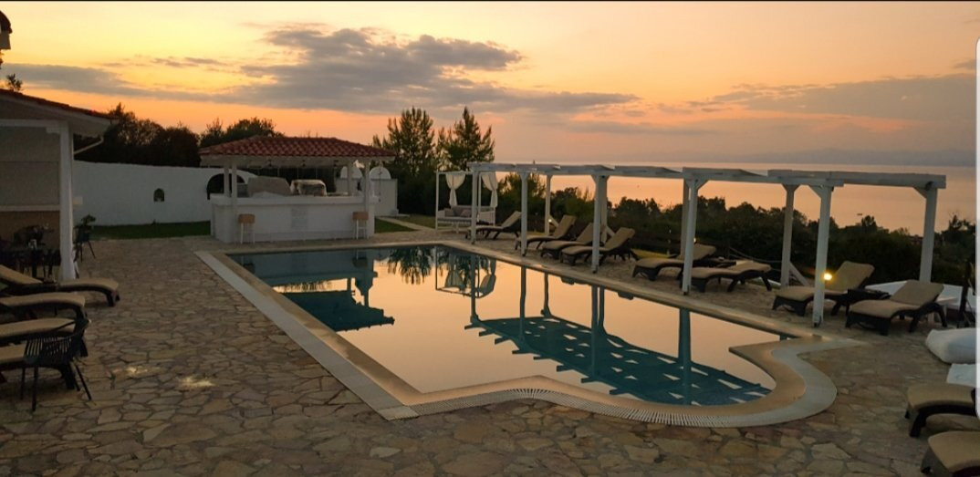 Bungalow White Tennis Apartments & Suites主图