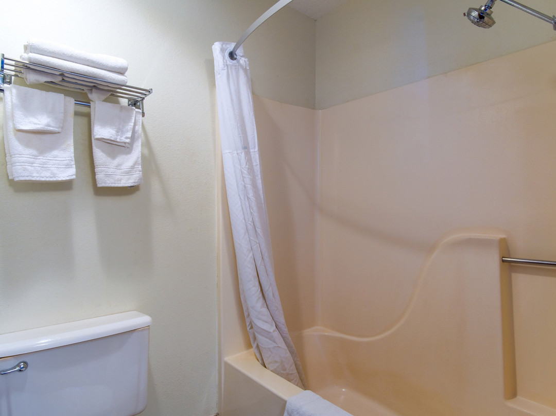 Super 8 by Wyndham Pratt主图