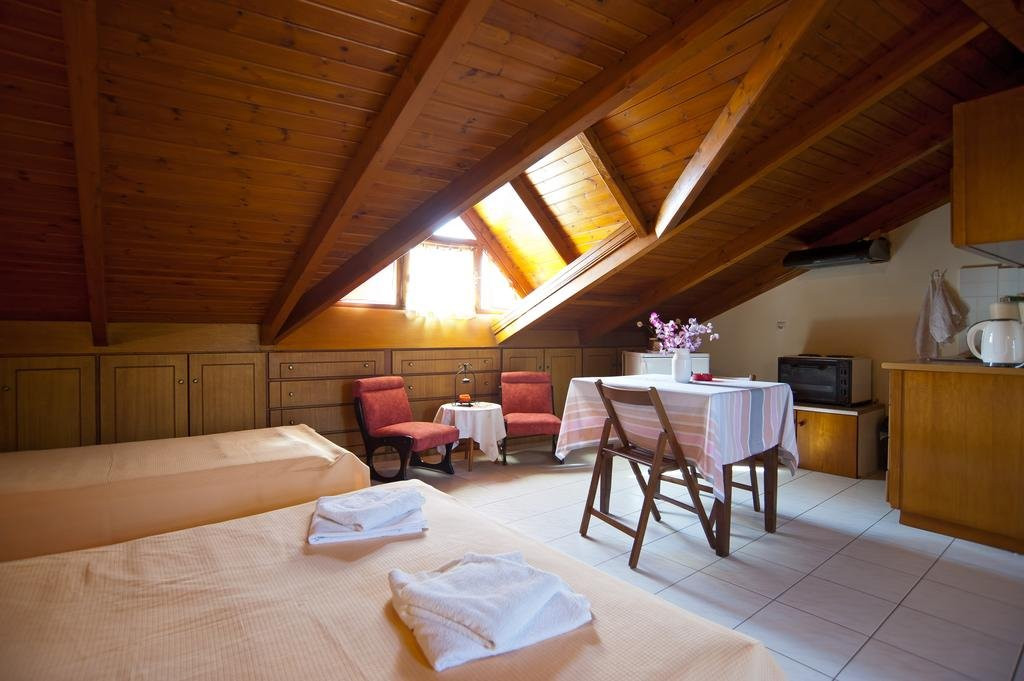 Poseidon Hotel - Louiza Apartments