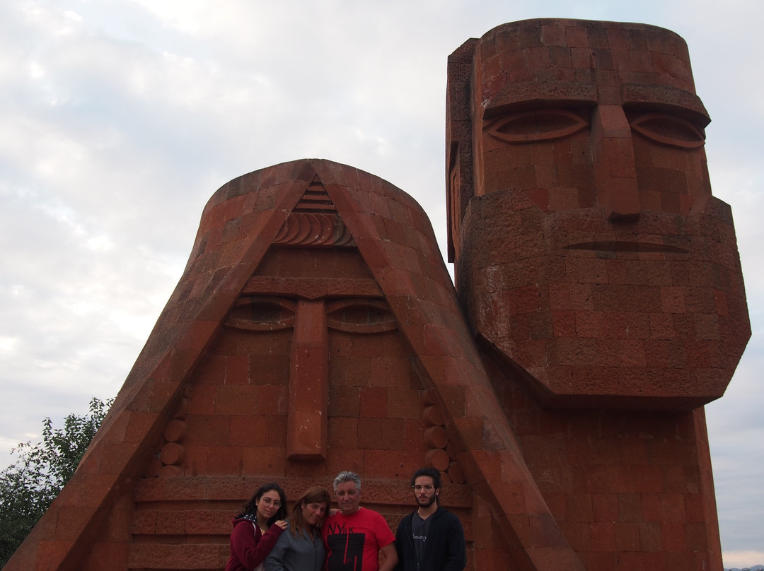 Sculpture "We are our mountains"-斯捷潘纳克特必去景点
