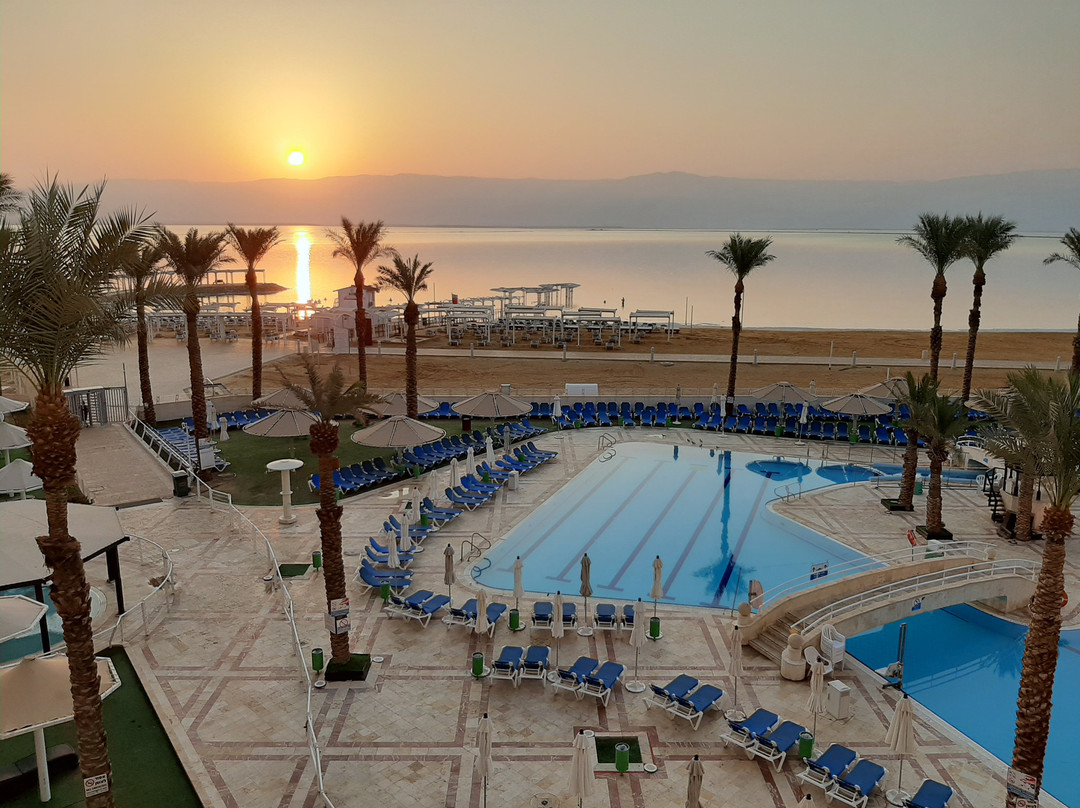 死海皇冠假日酒店主图