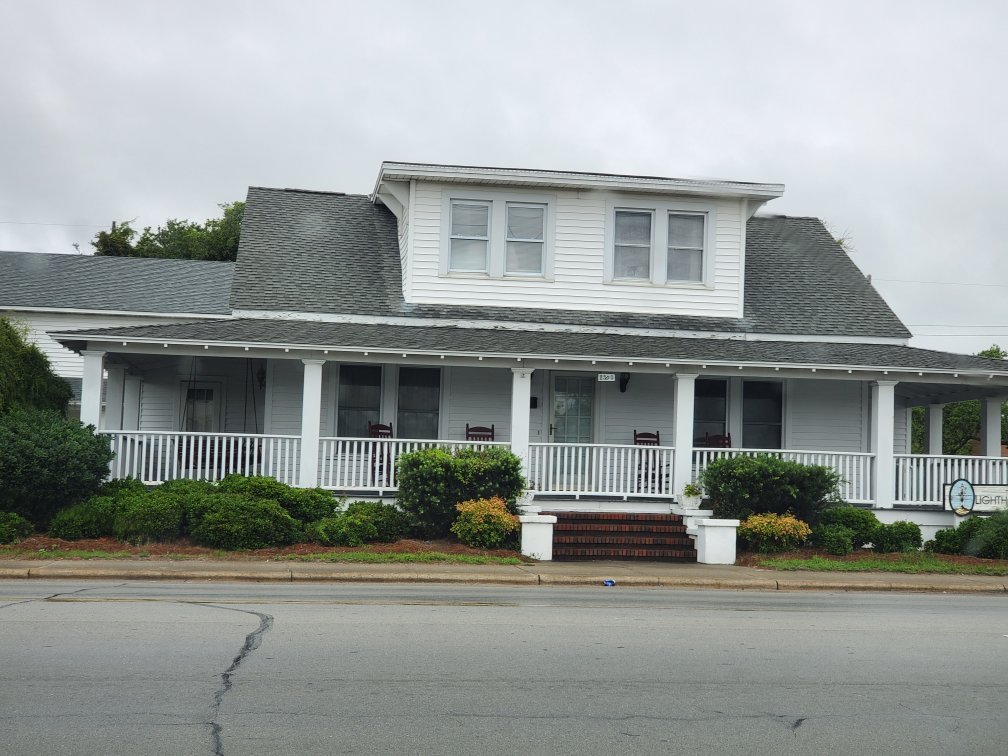 The Lighthouse Inn-官方