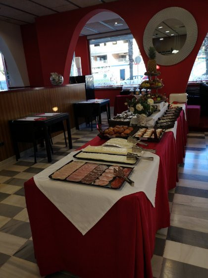 滨海皮纳尔酒店主图