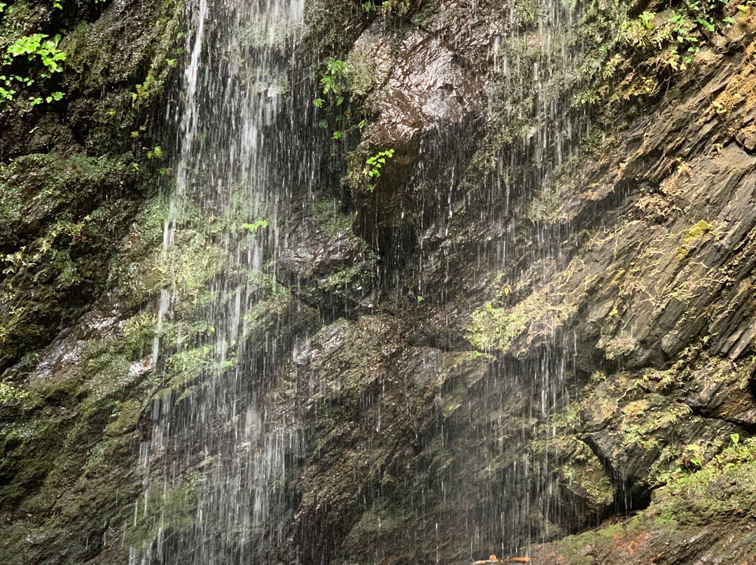 Sembiro Waterfall景点图片