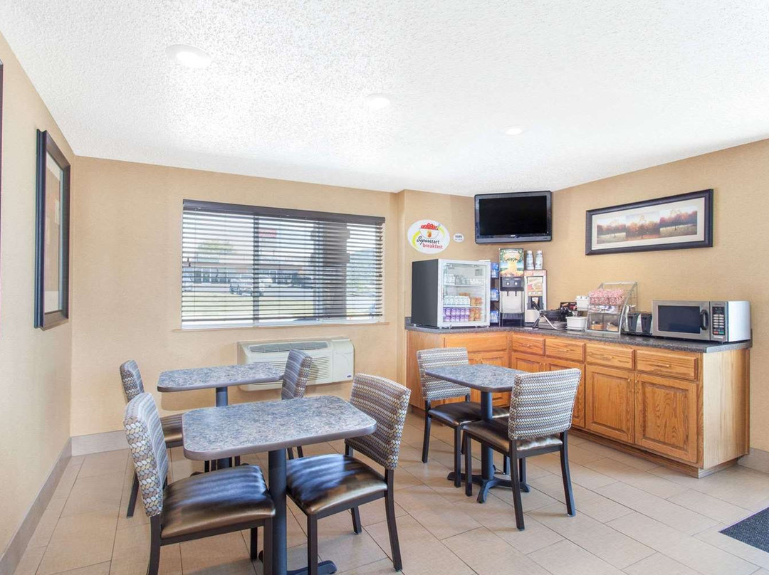 Super 8 by Wyndham Richlands / Claypool Hill Area主图