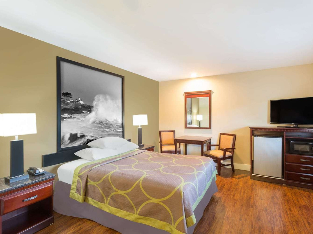 Super 8 by Wyndham Martinez主图