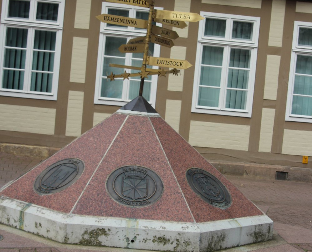 Skulptur "Patenstädte von Celle"-策勒县必去景点
