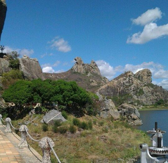Guaiuba旅游景点-Rock of the Brooding Hen