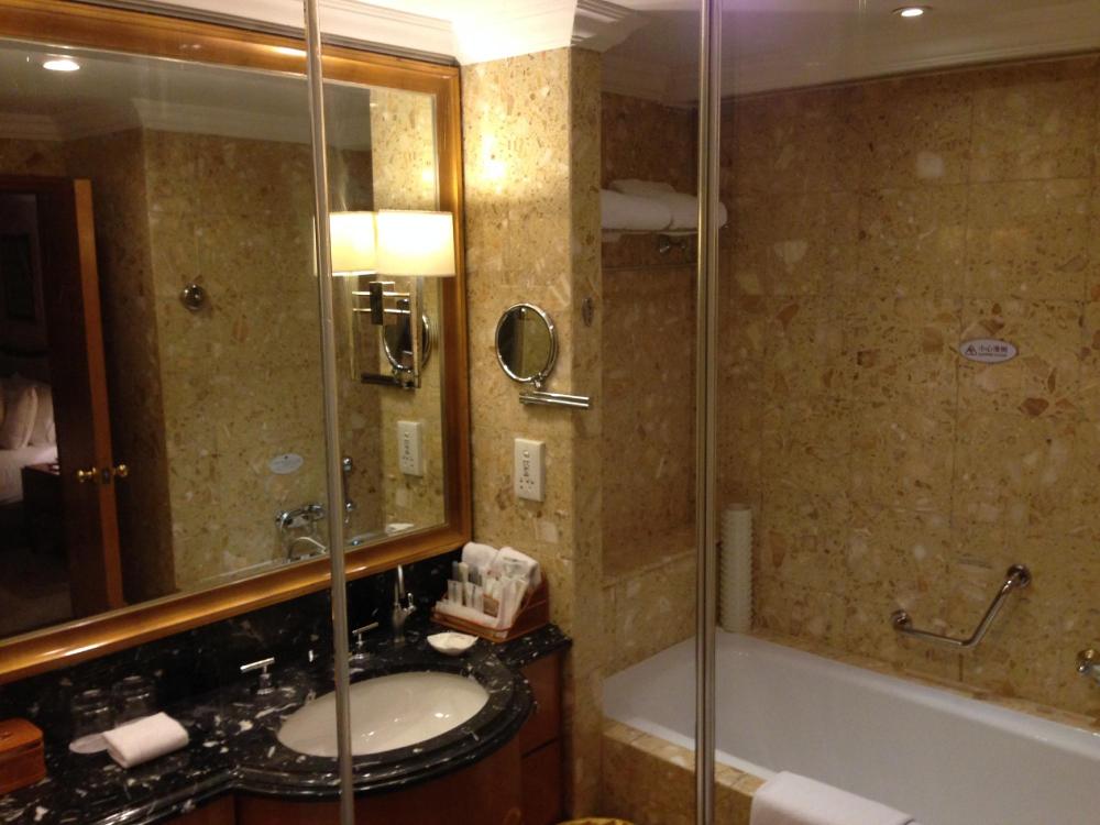 青岛颐中皇冠假日酒店-浴室