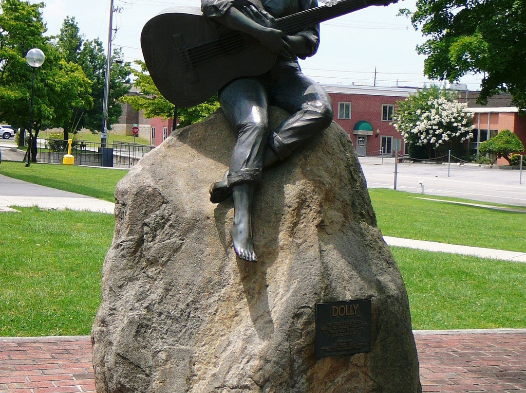 Dolly Parton Statue-塞维尔维尔必去景点