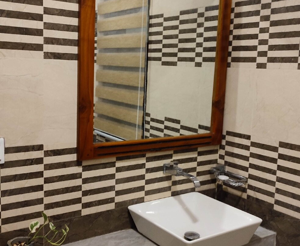 Saffron Lake Yala主图