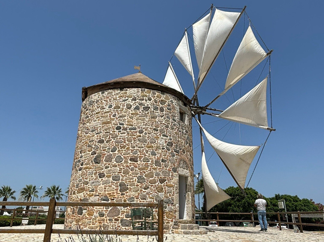 The Antimachia Windmill景点图片