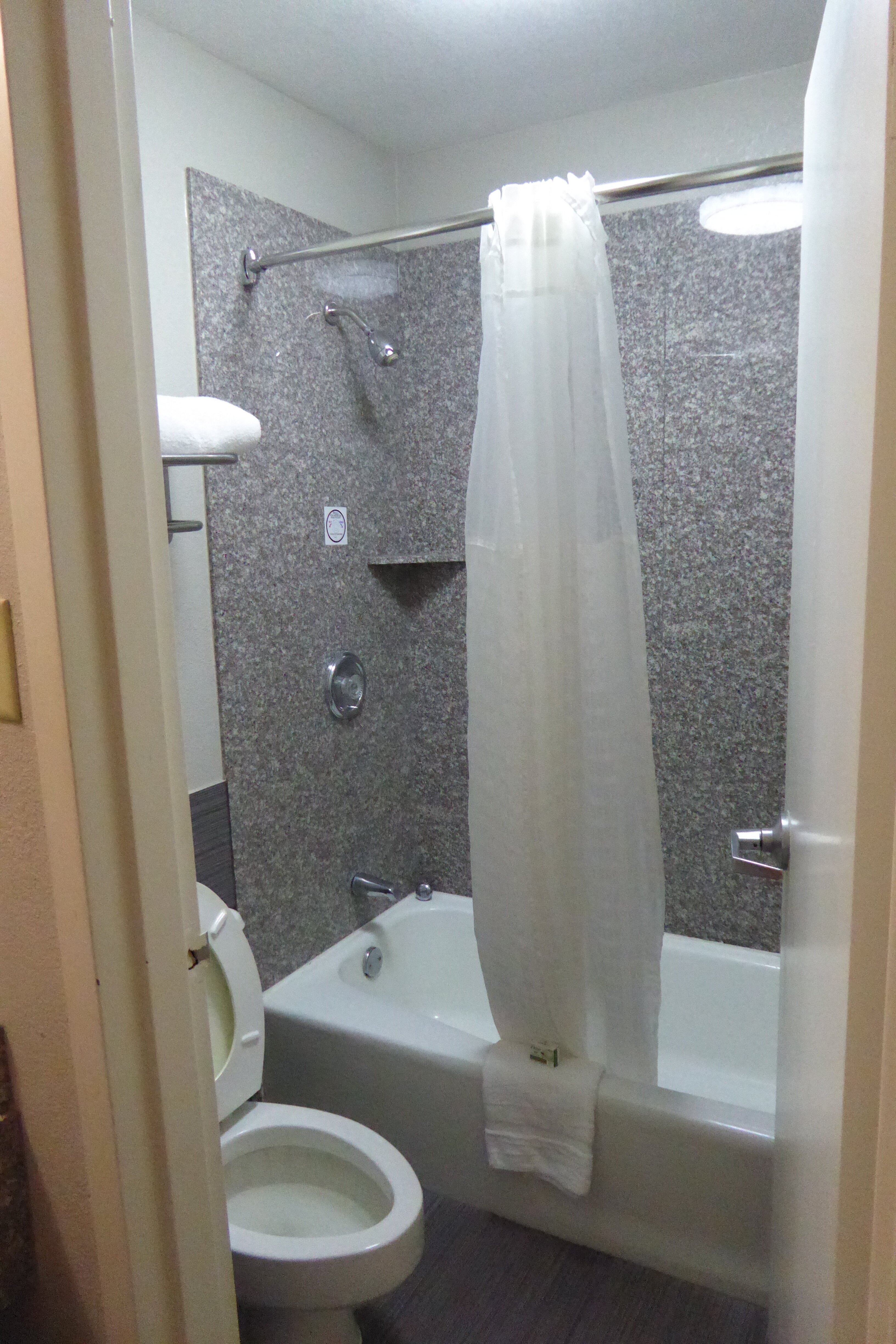 Ramada by Wyndham West Memphis-浴室