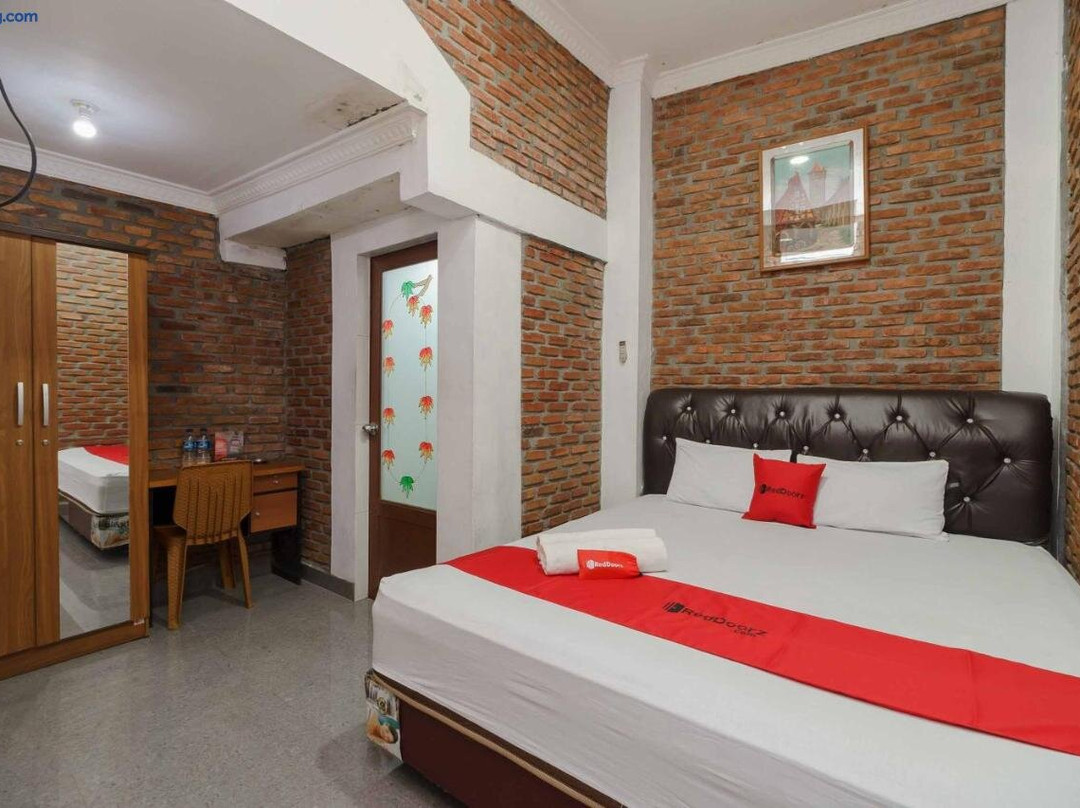 RedDoorz Syariah near Jalan Asahan Pematang Siantar