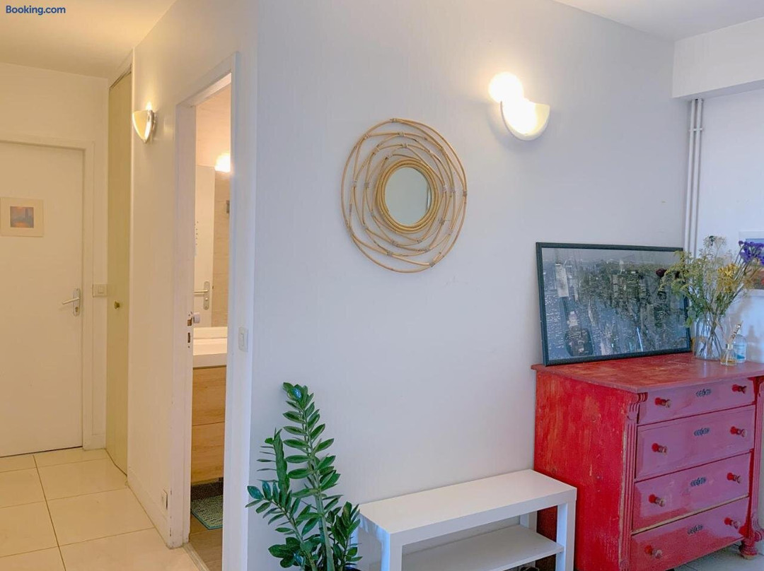 Eiffel Tower View Homestay 20 Minutes to Paris Center & 1 chambre dans Appartement de 3 Chambres