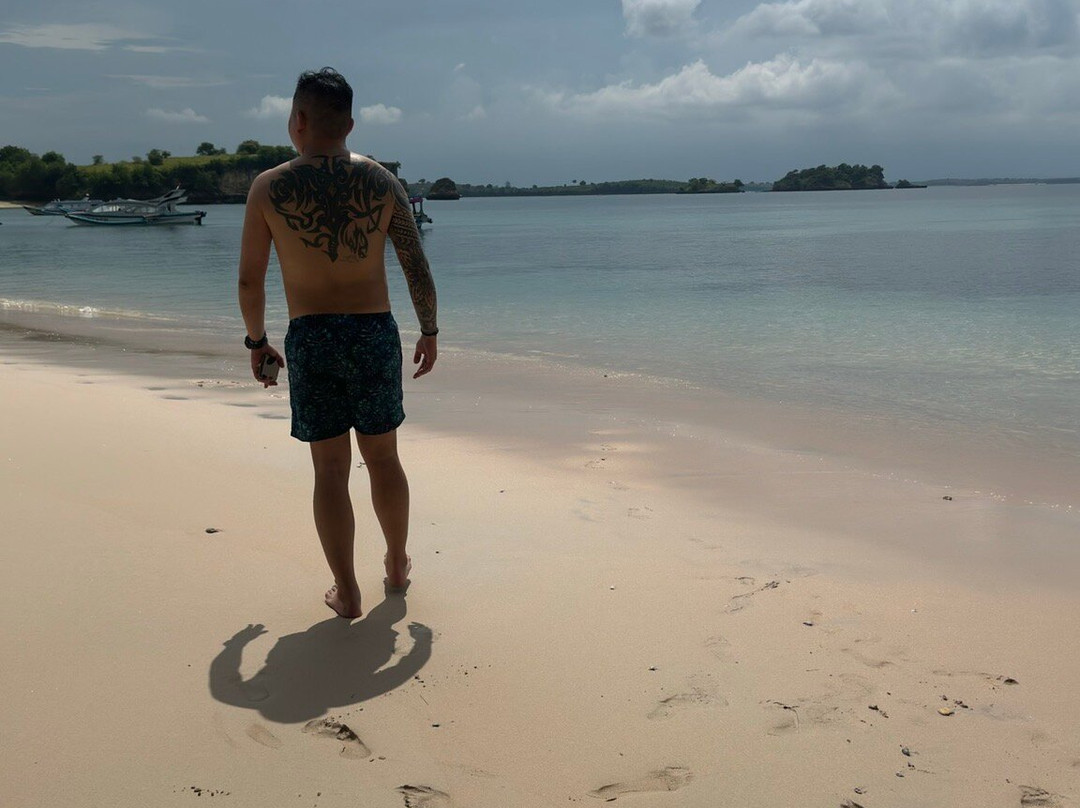 Pink Beach Lombok-罗威那海滩必去景点