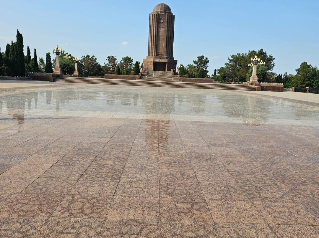 Nizami Ganjavi Mausoleum-占贾必去景点