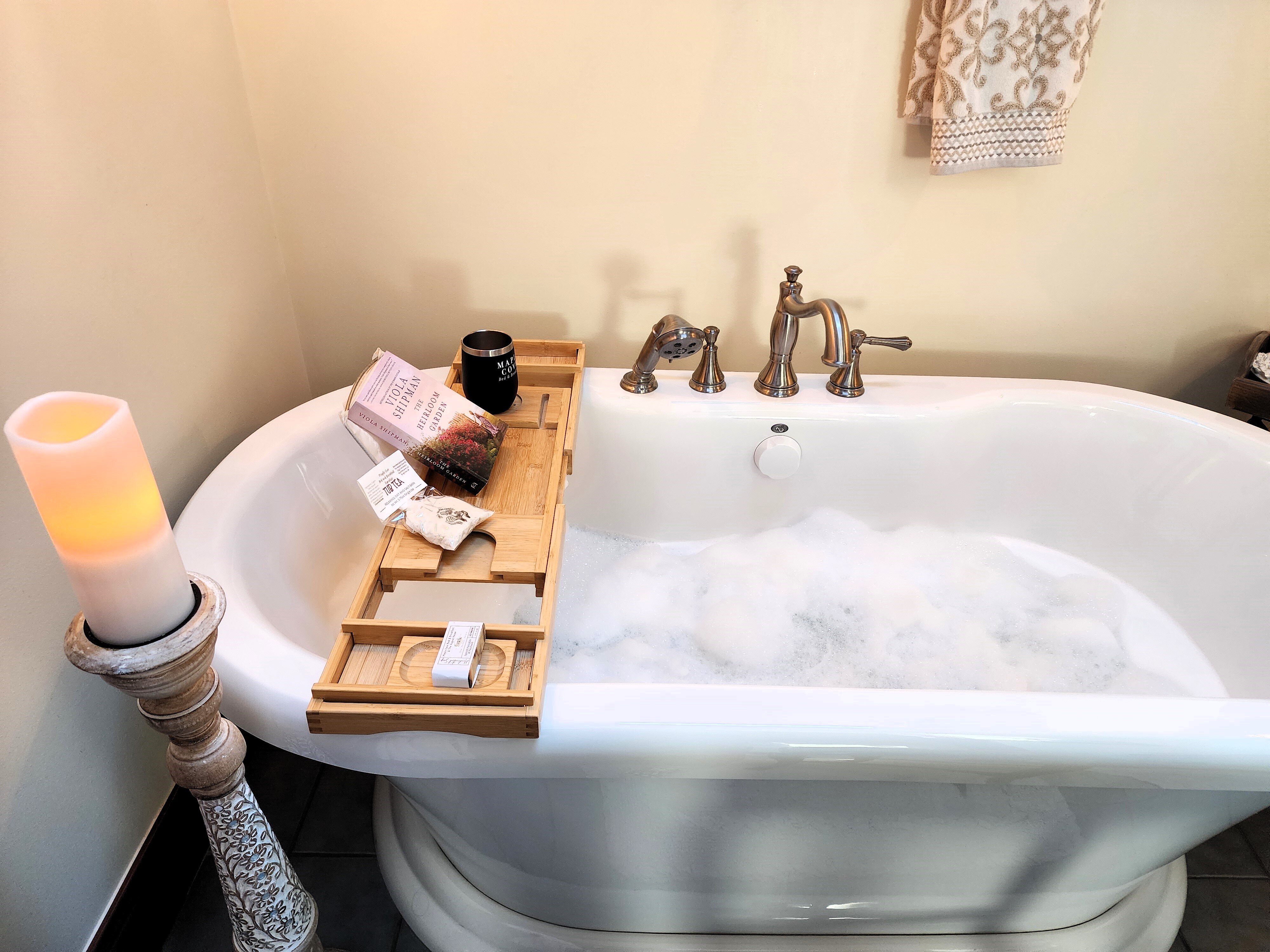 Maple Cove Bed & Breakfast And The August House-浴室