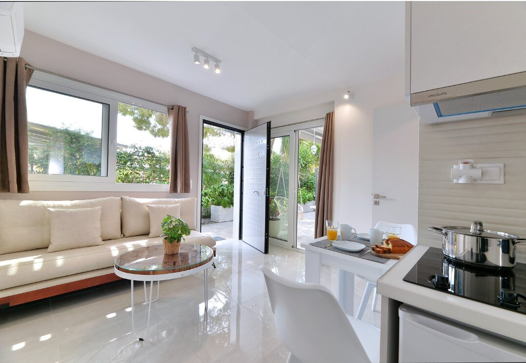 Alekos Luxury Suites