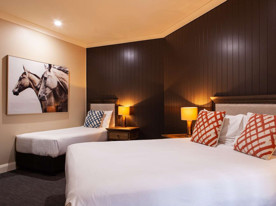 Nightcap at Archer Hotel主图