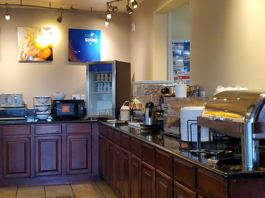 锡达城康福特茵旅馆及套房酒店主图