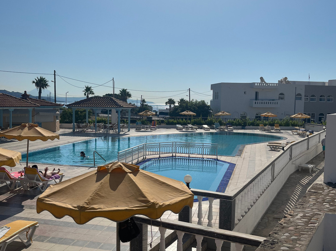 Kamari Bay Hotel主图