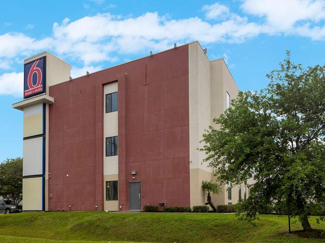 Studio 6 Suites Texas City TX I-45 South