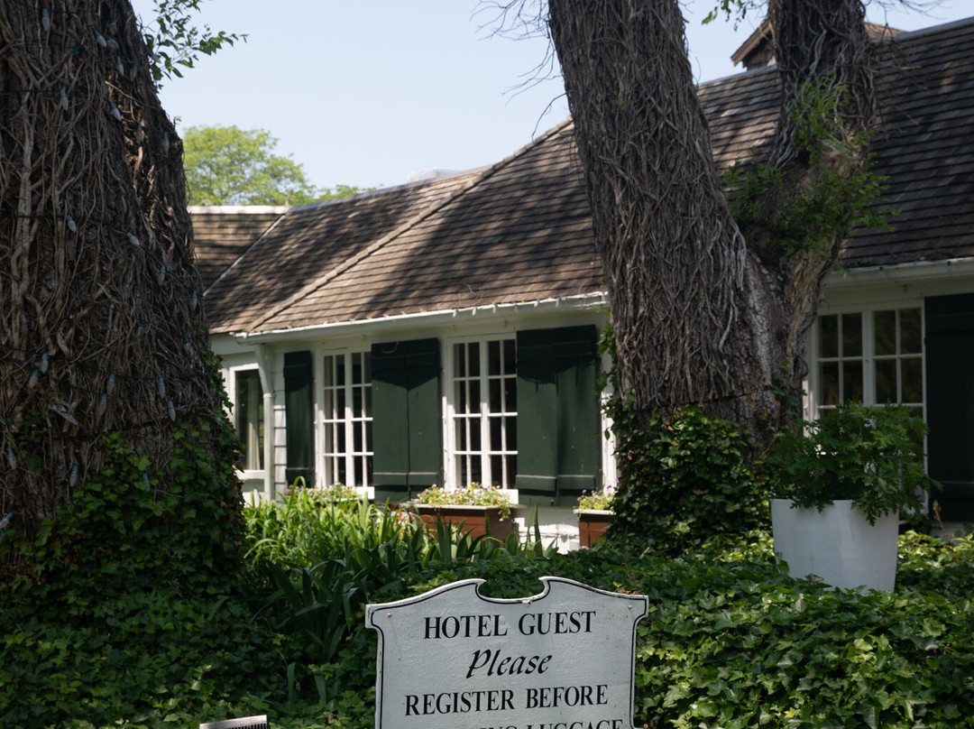 Three Village Inn主图